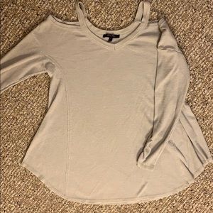 Open-shoulder long sleeve shirt